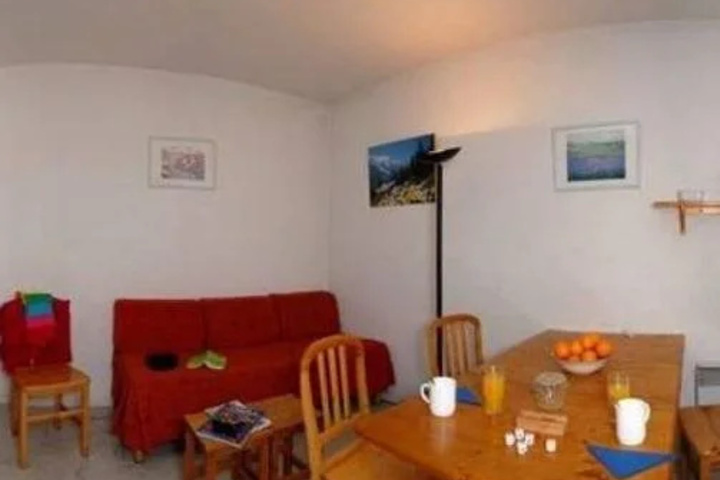 Room 10 of 16