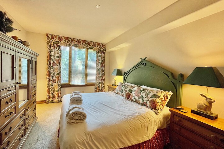 Room 104 of 493