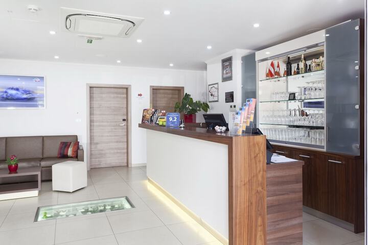 Entrance & Lobby