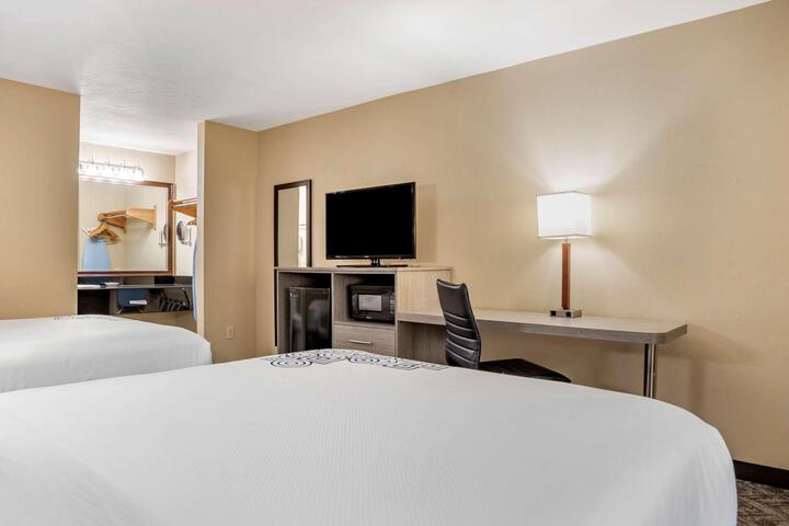 2 Queen Beds High Speed Internet Accessible Coffee Maker Iron and Ironing Board Hairdryer Full Breakfast (2 of 7)