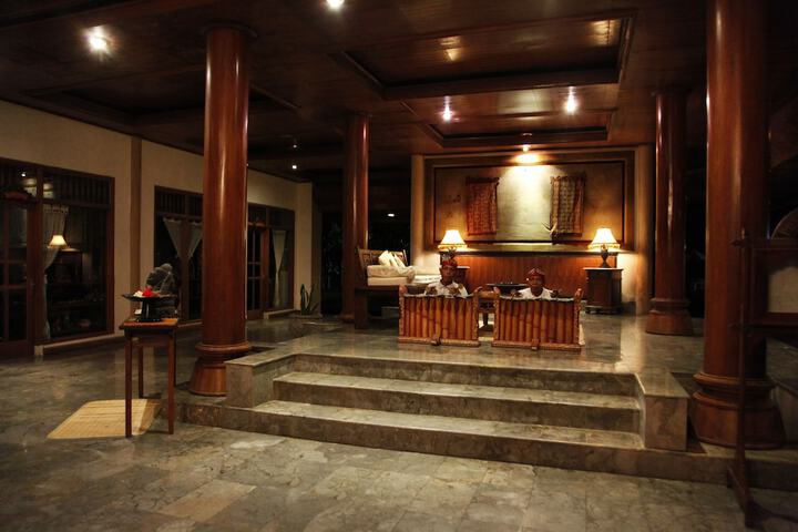 Entrance & Lobby