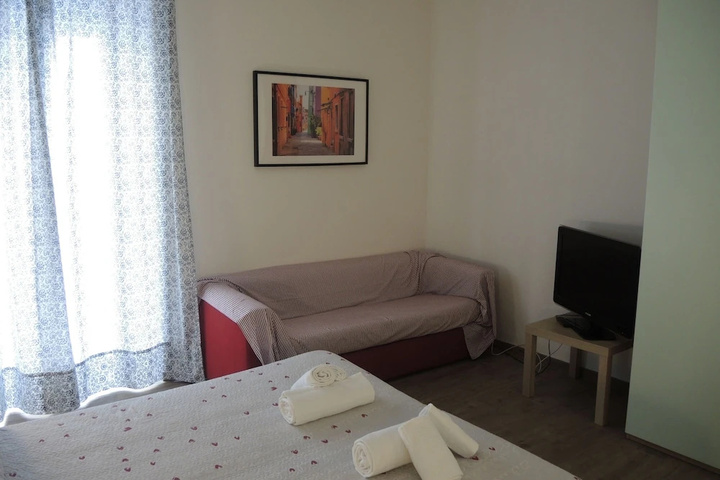 Room 7 of 12