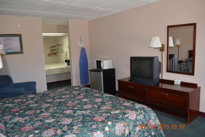 Economy Single Room 1 King Bed (2 of 7)