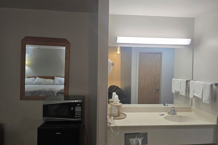 Room 9 of 33