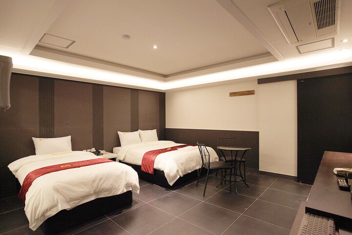 Room 26 of 83