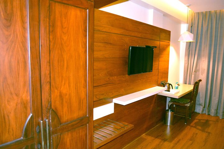 Room 11 of 27