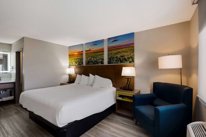 1 Queen Bed (2 of 16)