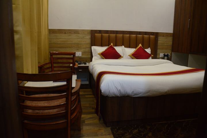 Room 4 of 40