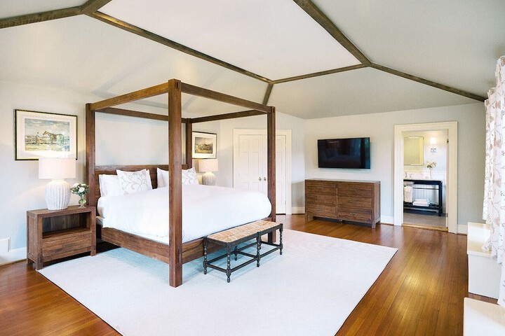 Room 42 of 176