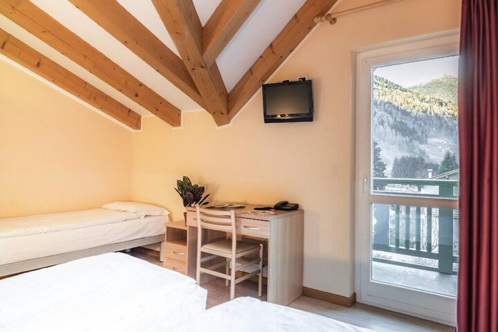 Room 9 of 29