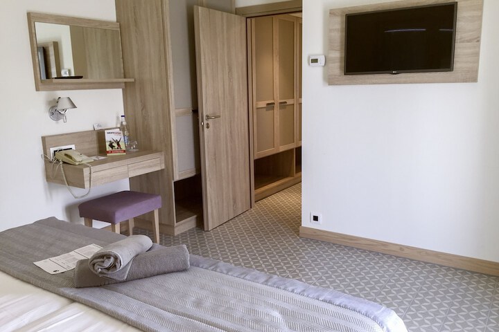 Room 10 of 104