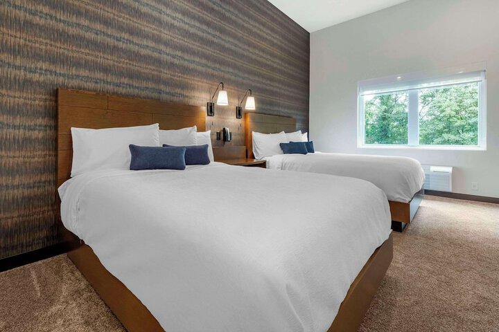 2 Queen Beds (8 of 12)