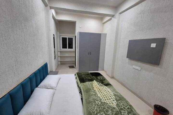 Room 9 of 32