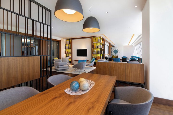 Lounge 52 of 72