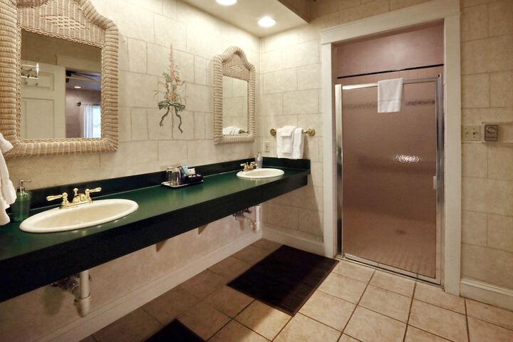 Room 32 of 49