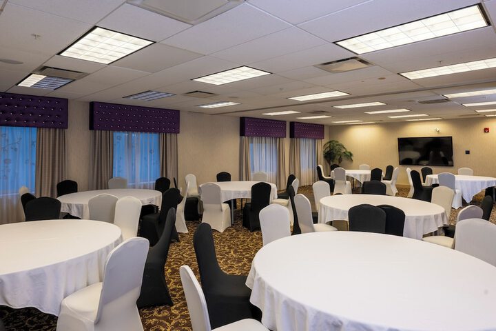 Ballroom/Hall 97 of 114