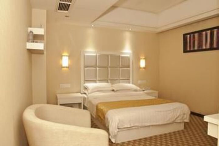Room 33 of 83