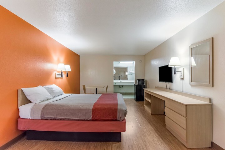 1 Queen Bed (1 of 13)