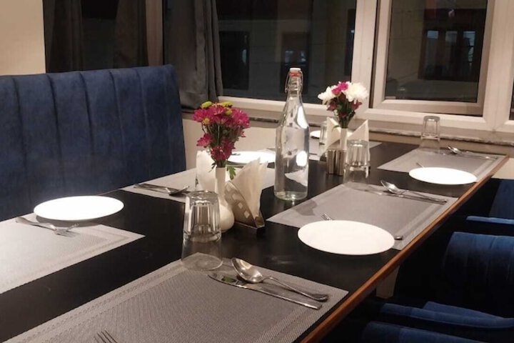 Dining 7 of 8