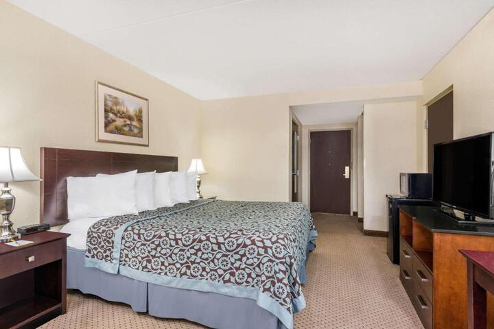 1 King Bed (5 of 8)