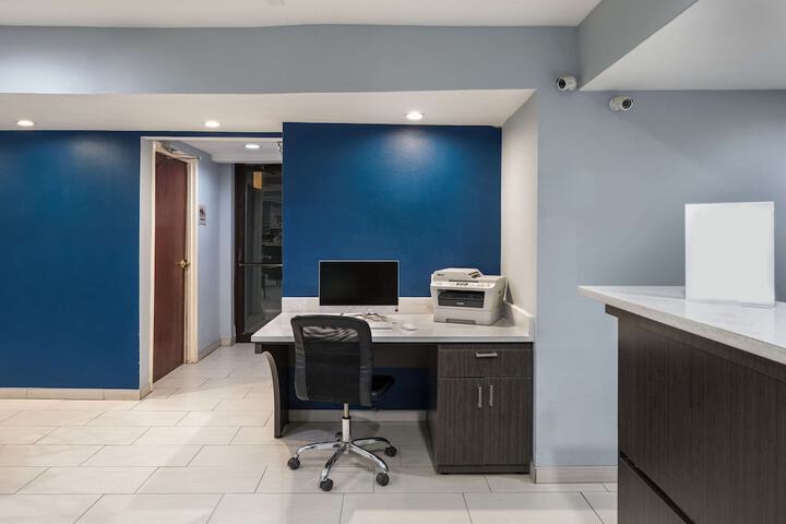 Business Center 41 of 44