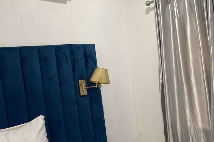 Room 5 of 11