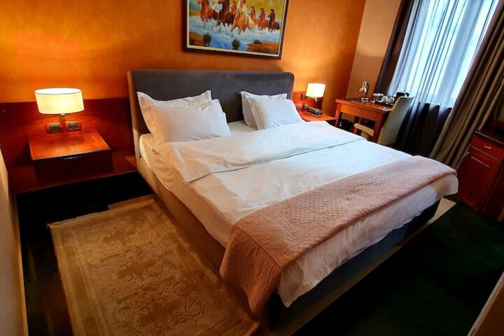 Room 8 of 28