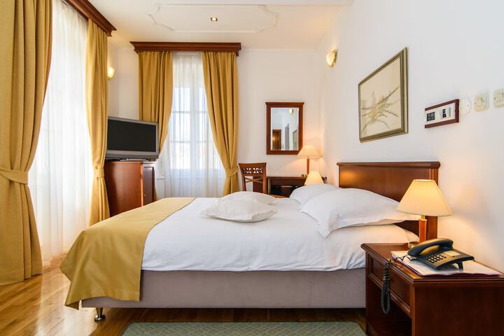 Room 25 of 132
