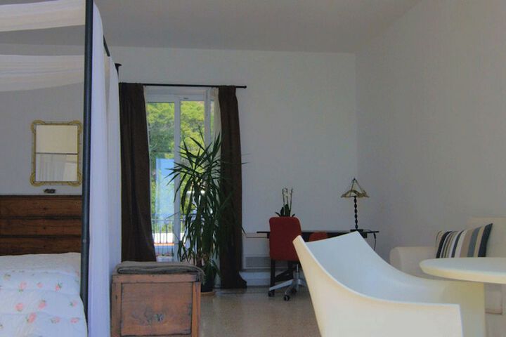Room 11 of 28