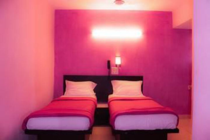 Room 9 of 16