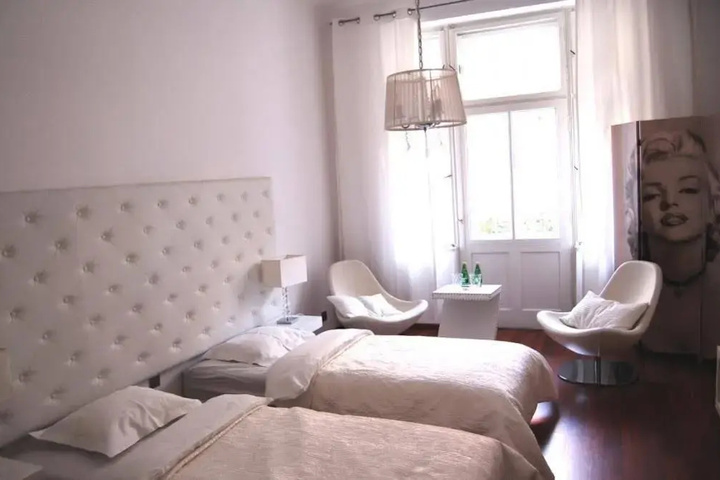Room 5 of 17