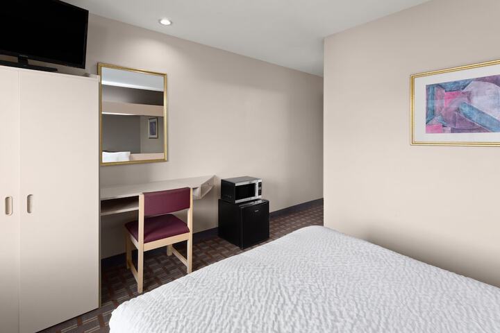1 Queen Bed (9 of 21)