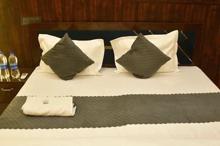 Room 9 of 37
