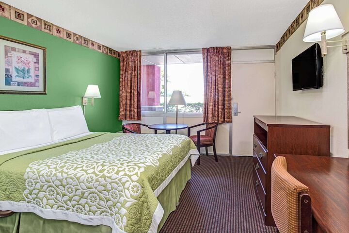 Room 17 of 35