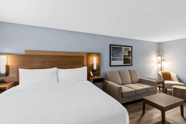 1 King Bed Larger Room Executive Room Sofa Bed Chair with Ottoman Microwave and Refrigerator Full Breakfast (8 of 18)