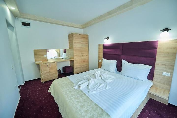 Room 8 of 34