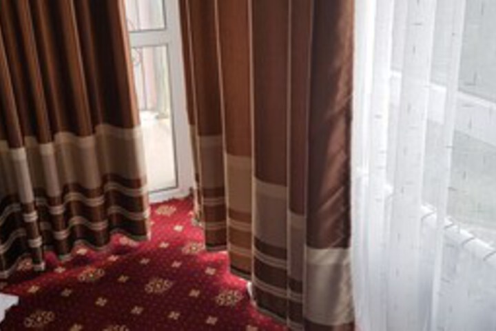 Room 2 of 10