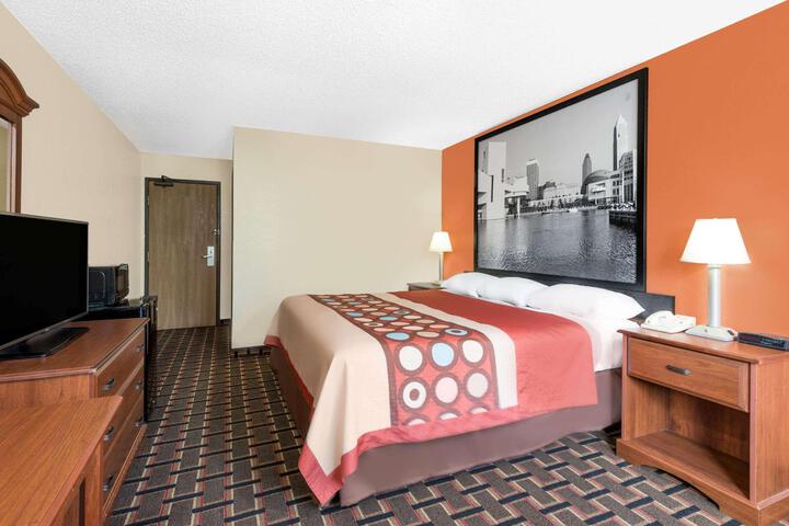 1 King Bed (8 of 8)