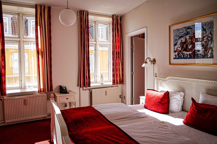 Room 37 of 214