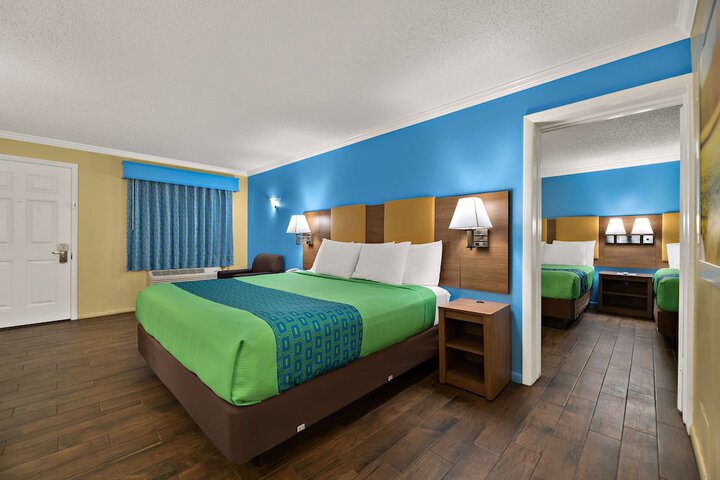 1 King Accessible Roll in Shower Microwave, Refrigerator, Continental Breakfast (9 of 14)