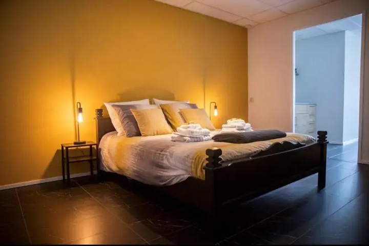 Room 2 of 10