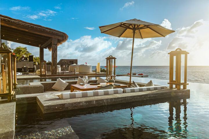 Hotel Pool