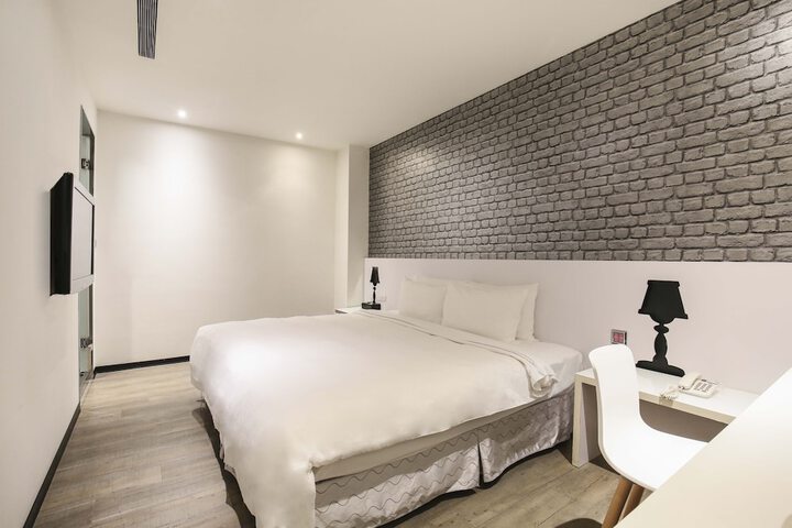 Room 33 of 51