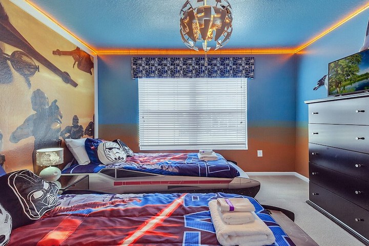 Room 212 of 710