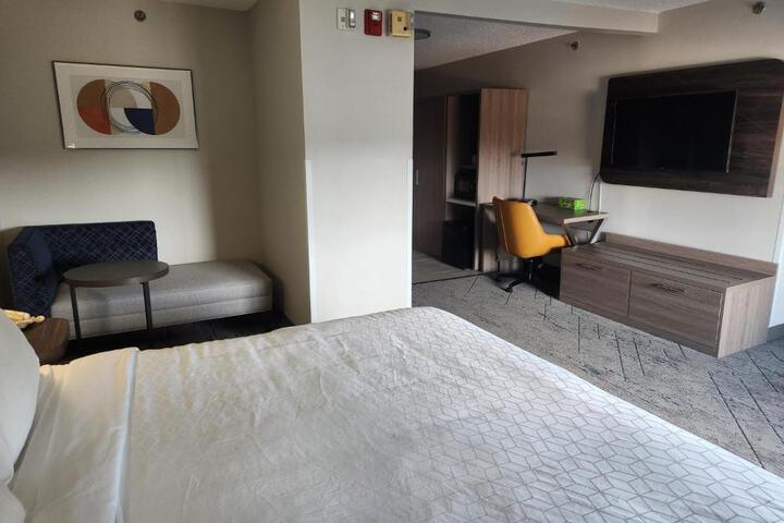 1 King Bed (2 of 20)