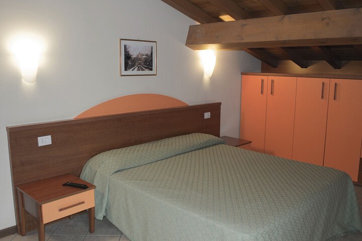 Room 3 of 40