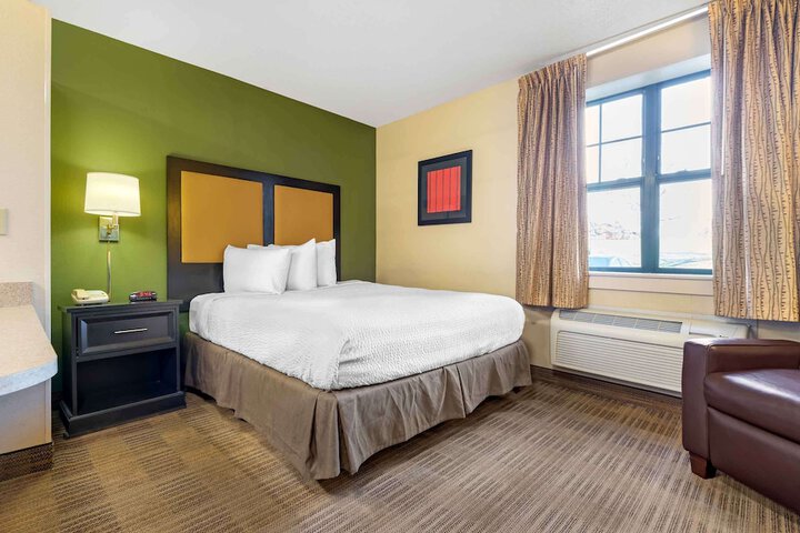 Queen Bed Kitchen (5 of 10)
