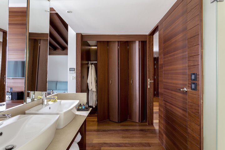 Room 6 of 46