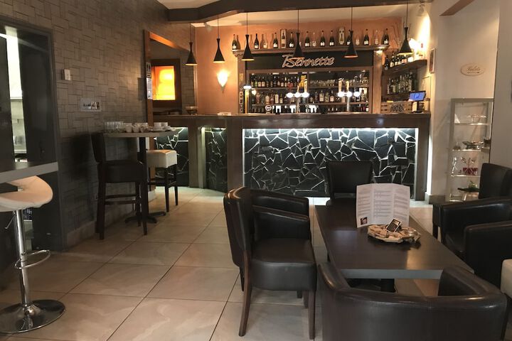 Lounge 52 of 73