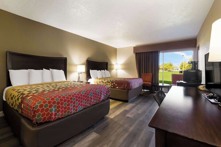 2 Queen Beds (4 of 16)